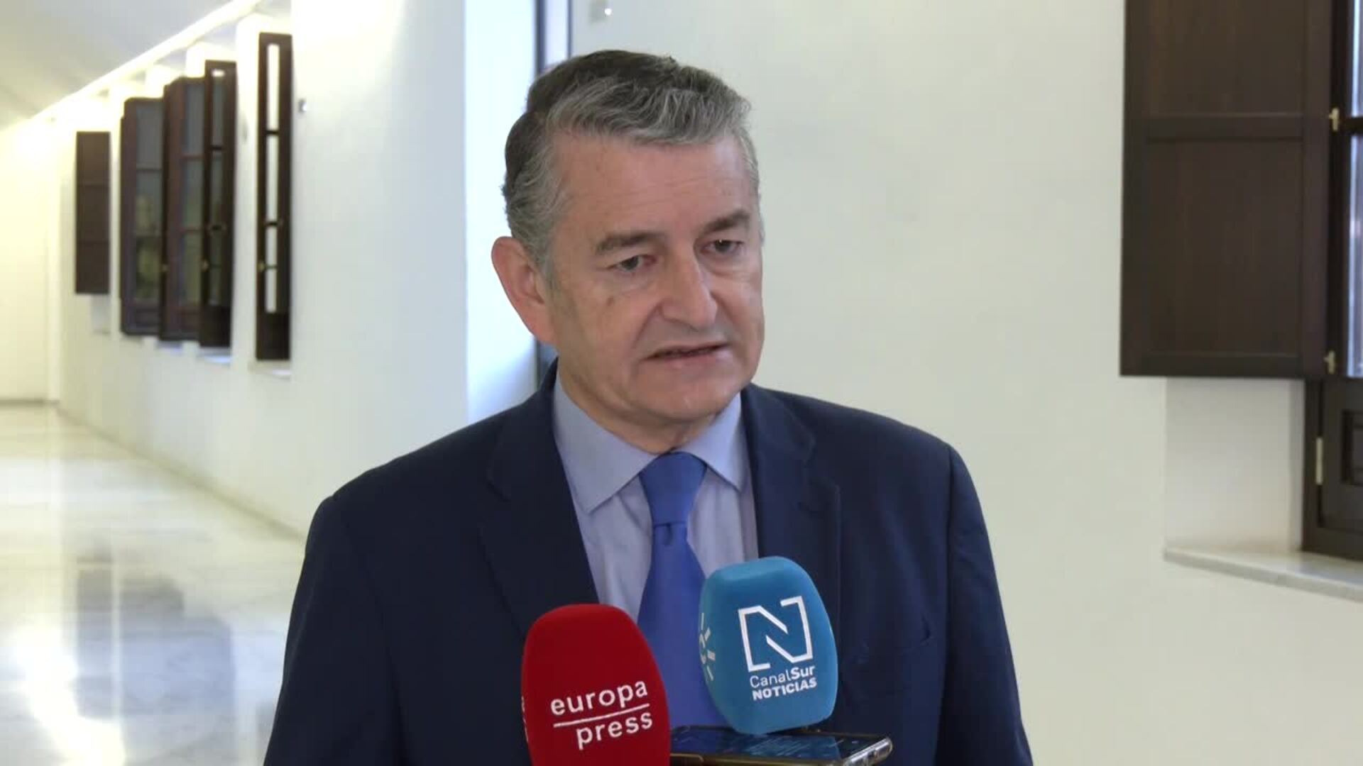 Sanz dice a Montero que ya "está bien" de "usar el cáncer y a las mujeres para intentar dañar"