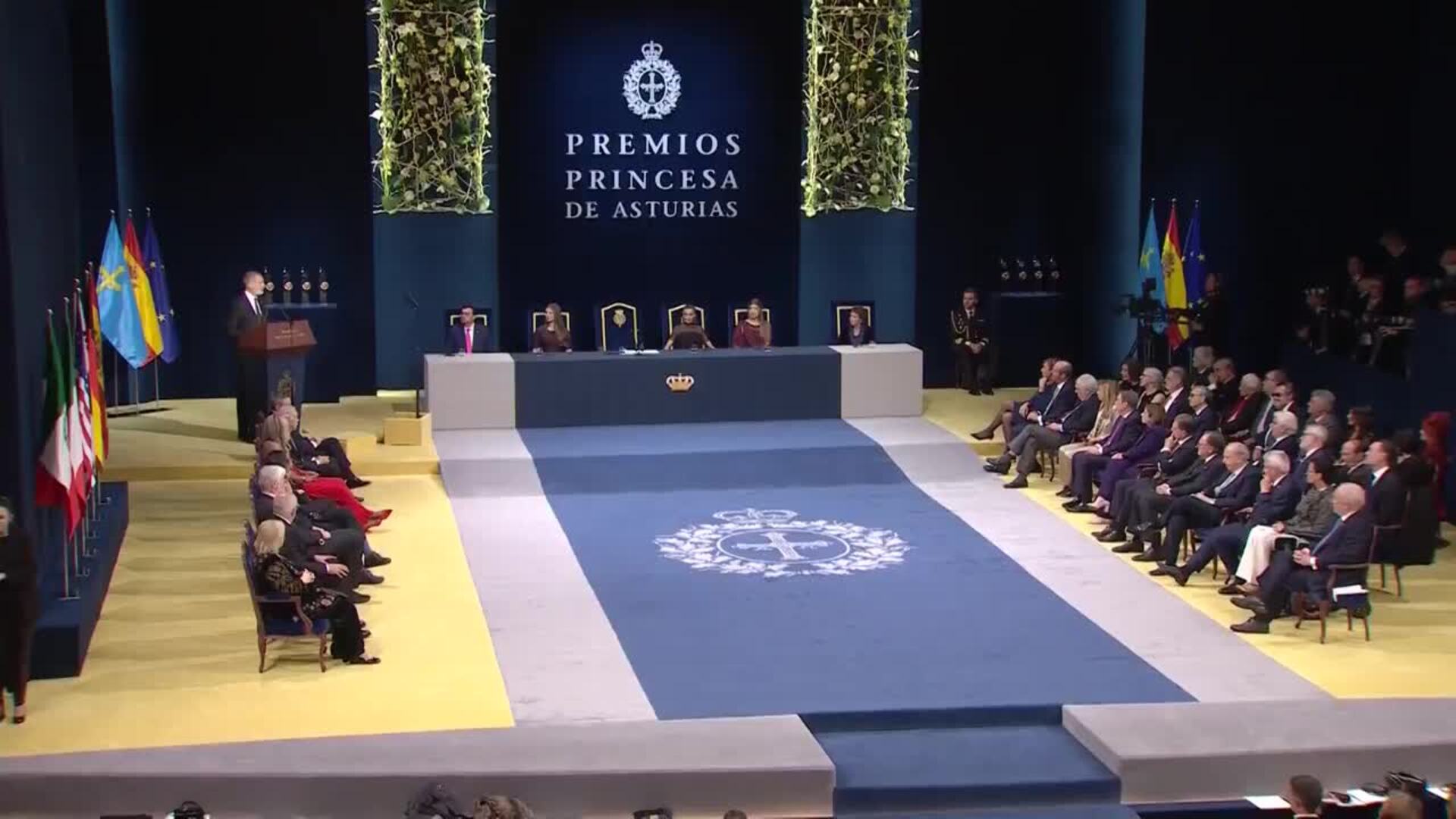 El Rey apuesta por "educar en valores" para garantizar la "convivencia democrática"