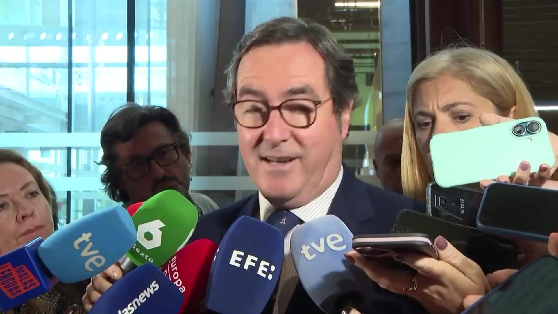 CEOE afirma que no se va a sentar en la mesa de Trabajo sobre despido y denuncia "inseguridad"