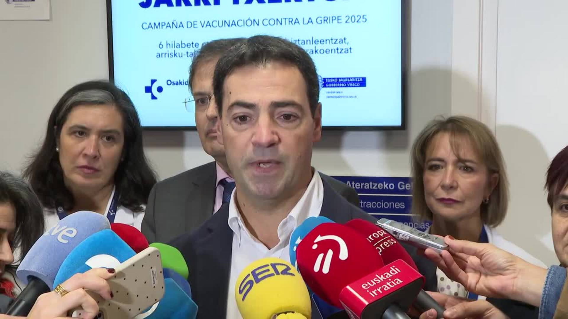 Pradales llama a vacunarse contra la gripe, más "fuerte" y "adelantada", con el triple de casos