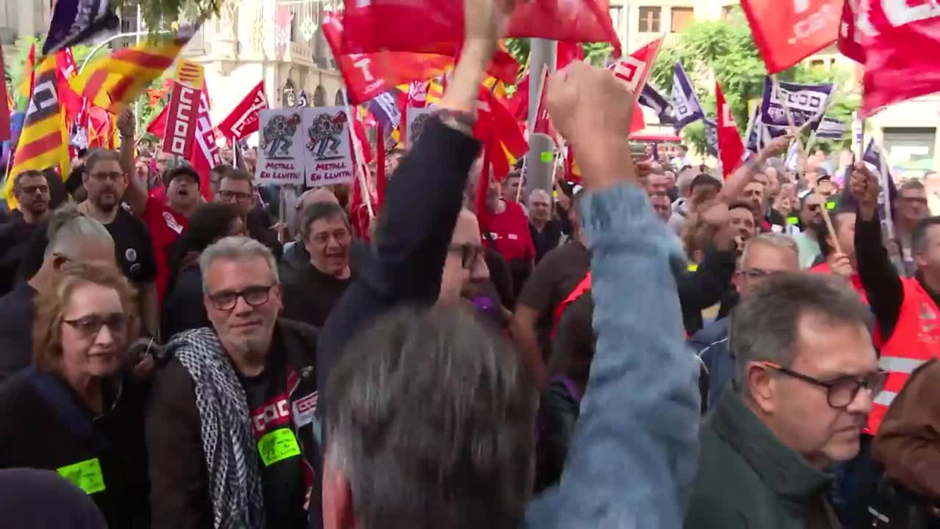 Unos 1.000 trabajadores del metal protestan ante Foment en Barcelona por un nuevo convenio