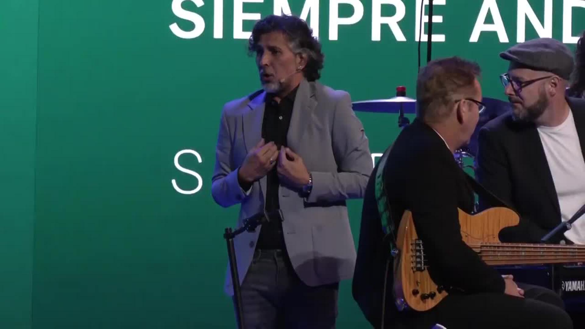 Arcángel deleita con su cante al plenario del Congreso andaluz