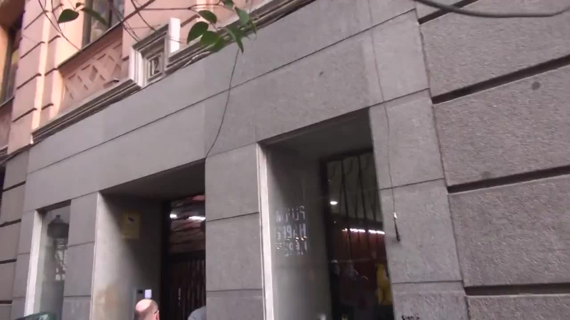 P-2Fans de Rosalía y Estopa esperan a los artistas en las puertas del Teatro Príncipie Gran Vía