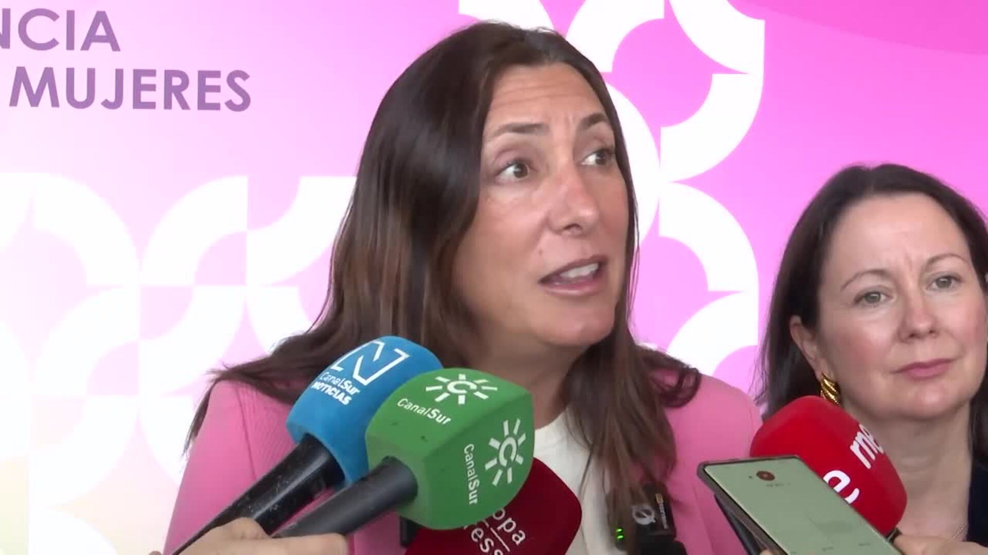López garantiza apoyo total a la víctima de agresión en Cartaya.