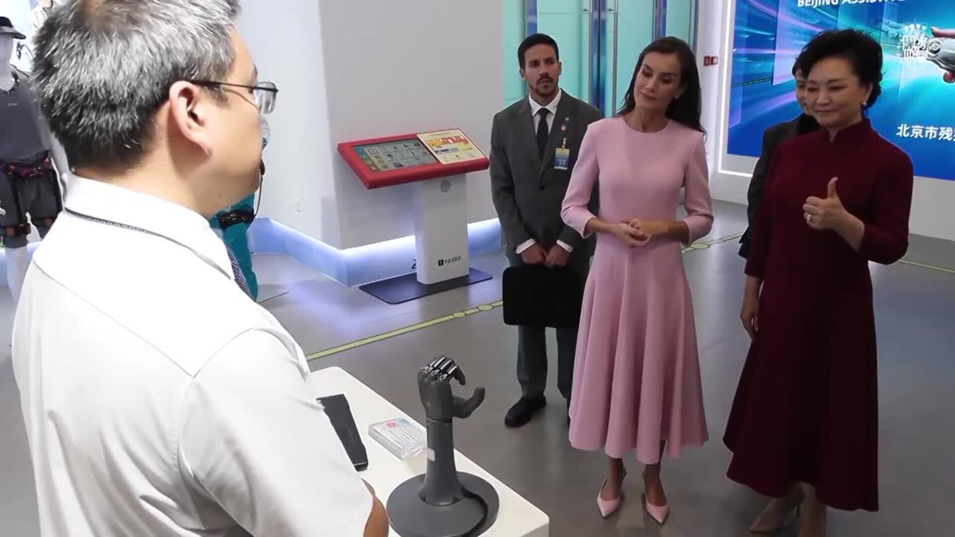 Los Reyes continúan con su gira por China donde han sido recibidos por Xi Jinping
