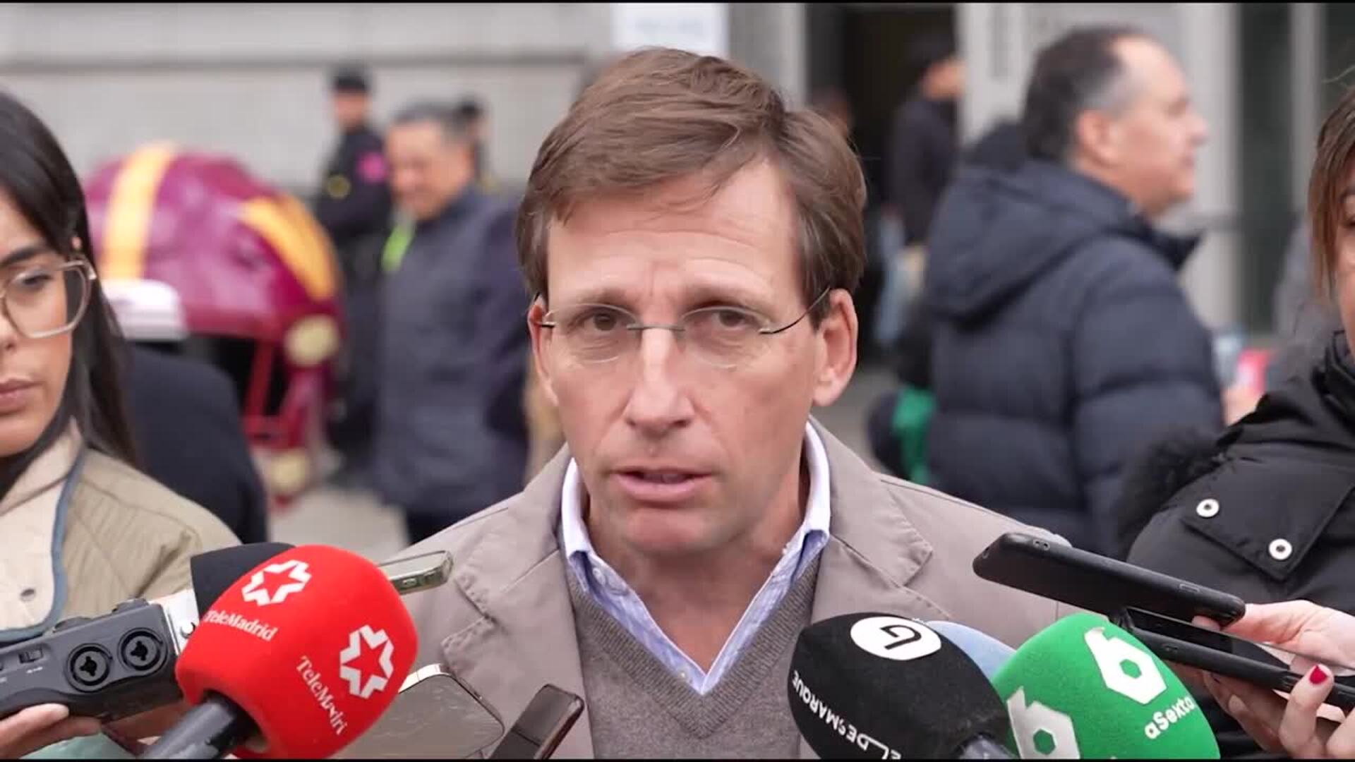 Almeida acusa al delegado del Gobierno de "basto" y "mentiroso"