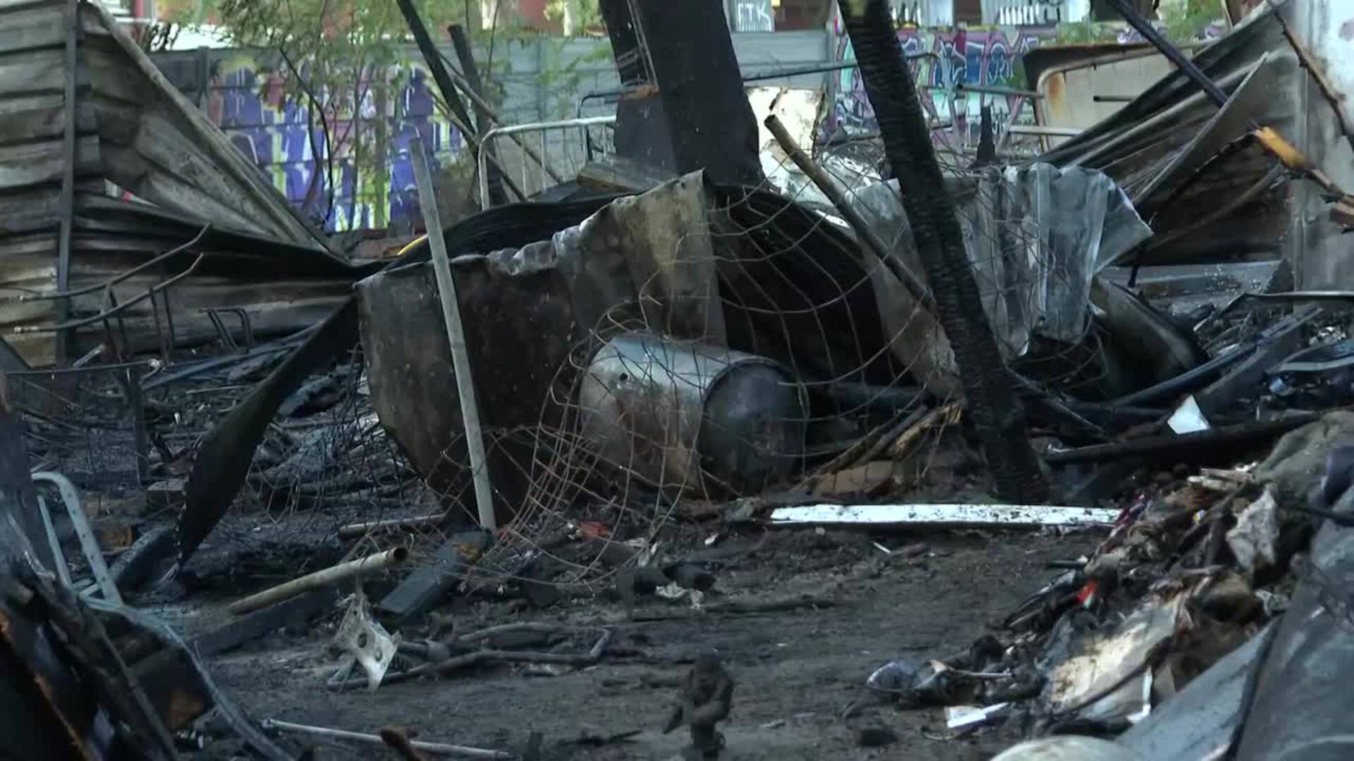 Los Mossos investigan las causas del incendio en un asentamiento en Barcelona