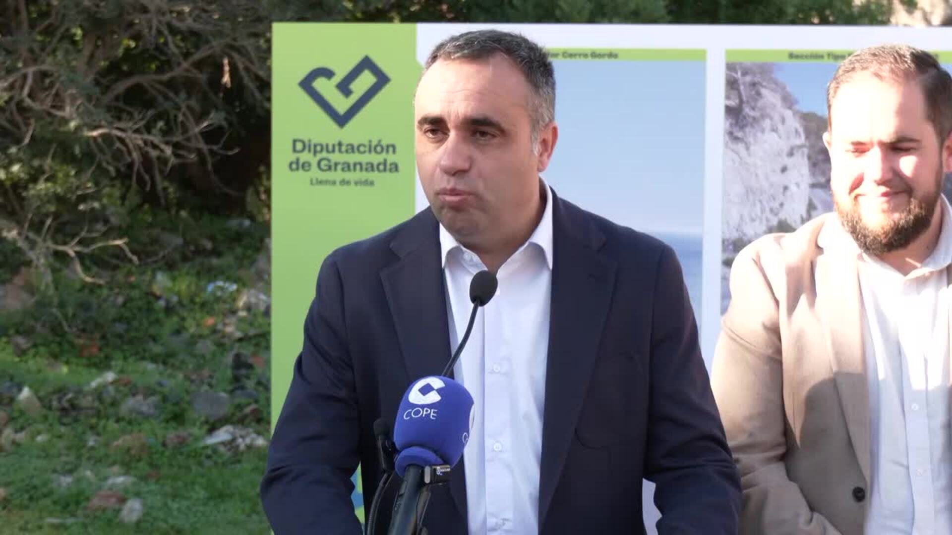 El presidente de la Diputación de Granada coloca la primera piedra de la senda litoral