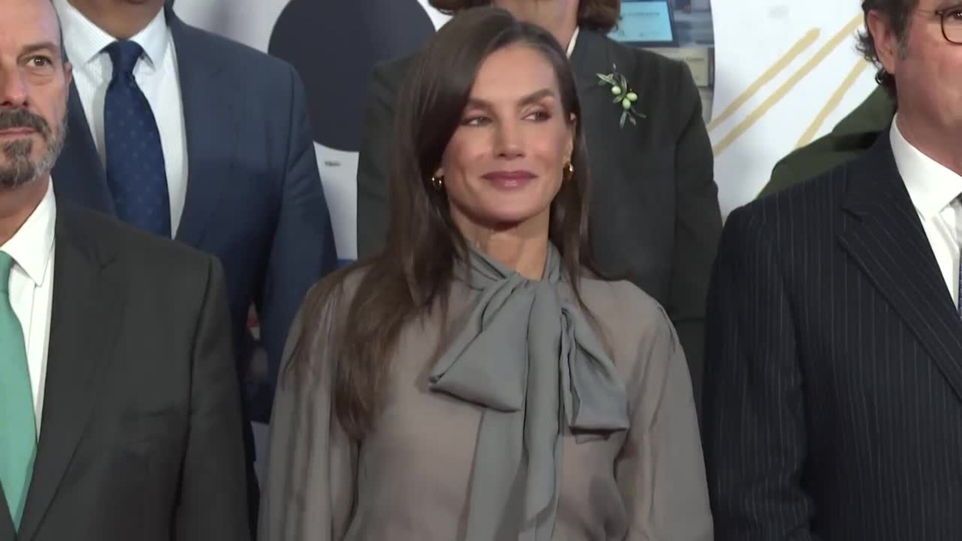 La Reina Letizia se supera a sí misma con falda de cuero negra y blusa con maxi lazada