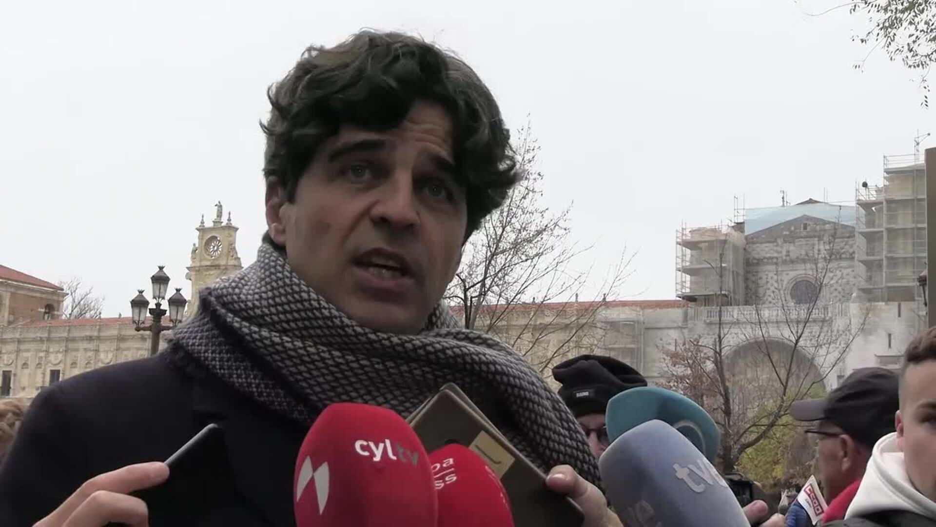 Más de 1.000 personas claman 'respeto' en León tras los incendios