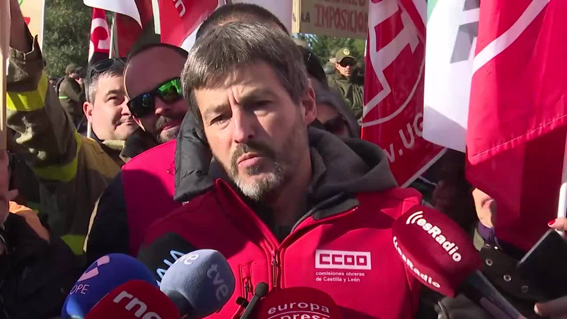 Cientos de personas rechazan ante las Cortes el decreto sobre el operativo de incendios
