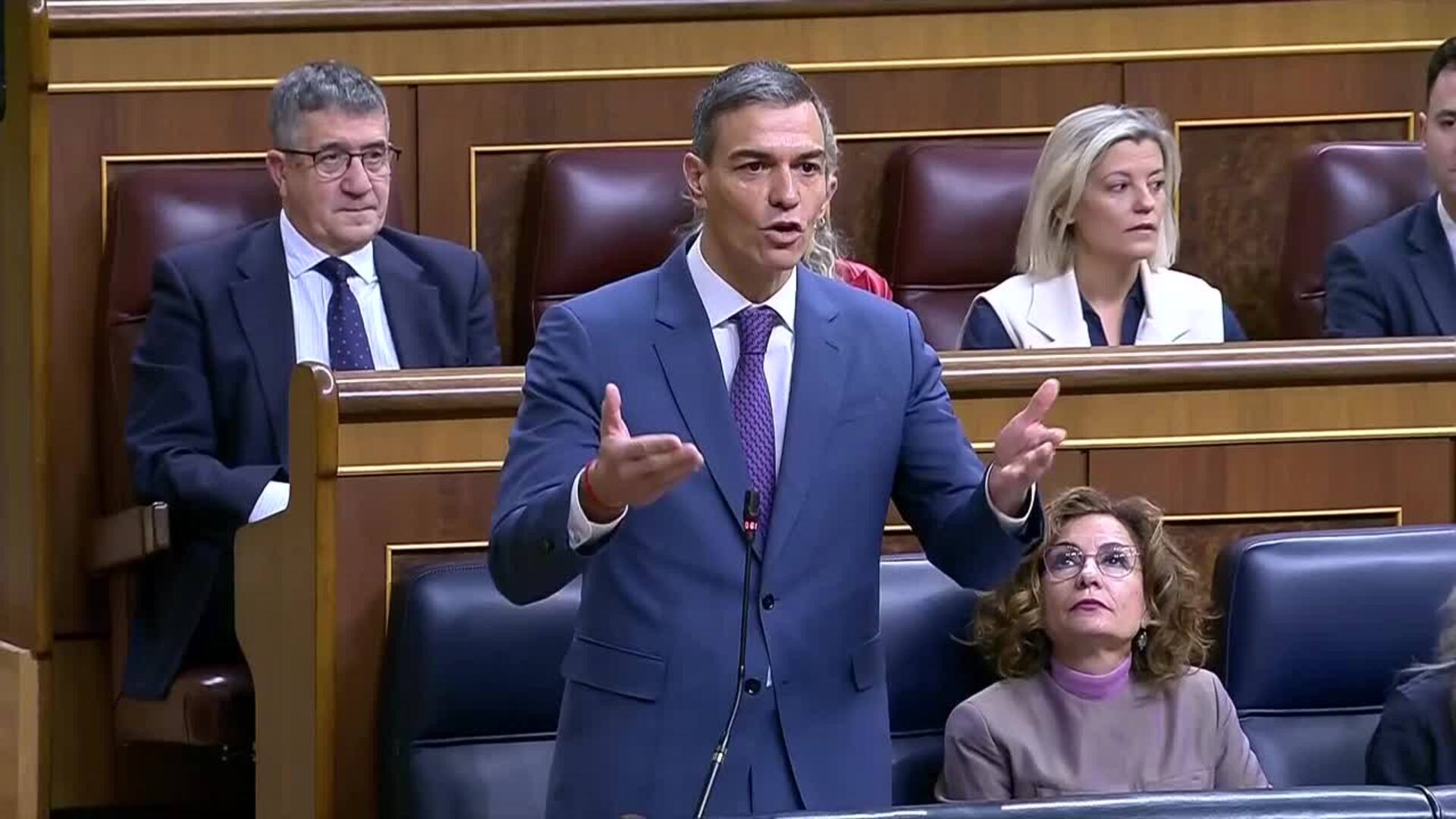 Feijóo ve a Sánchez "peligroso para la democracia" y el presidente critica la condena al FGE