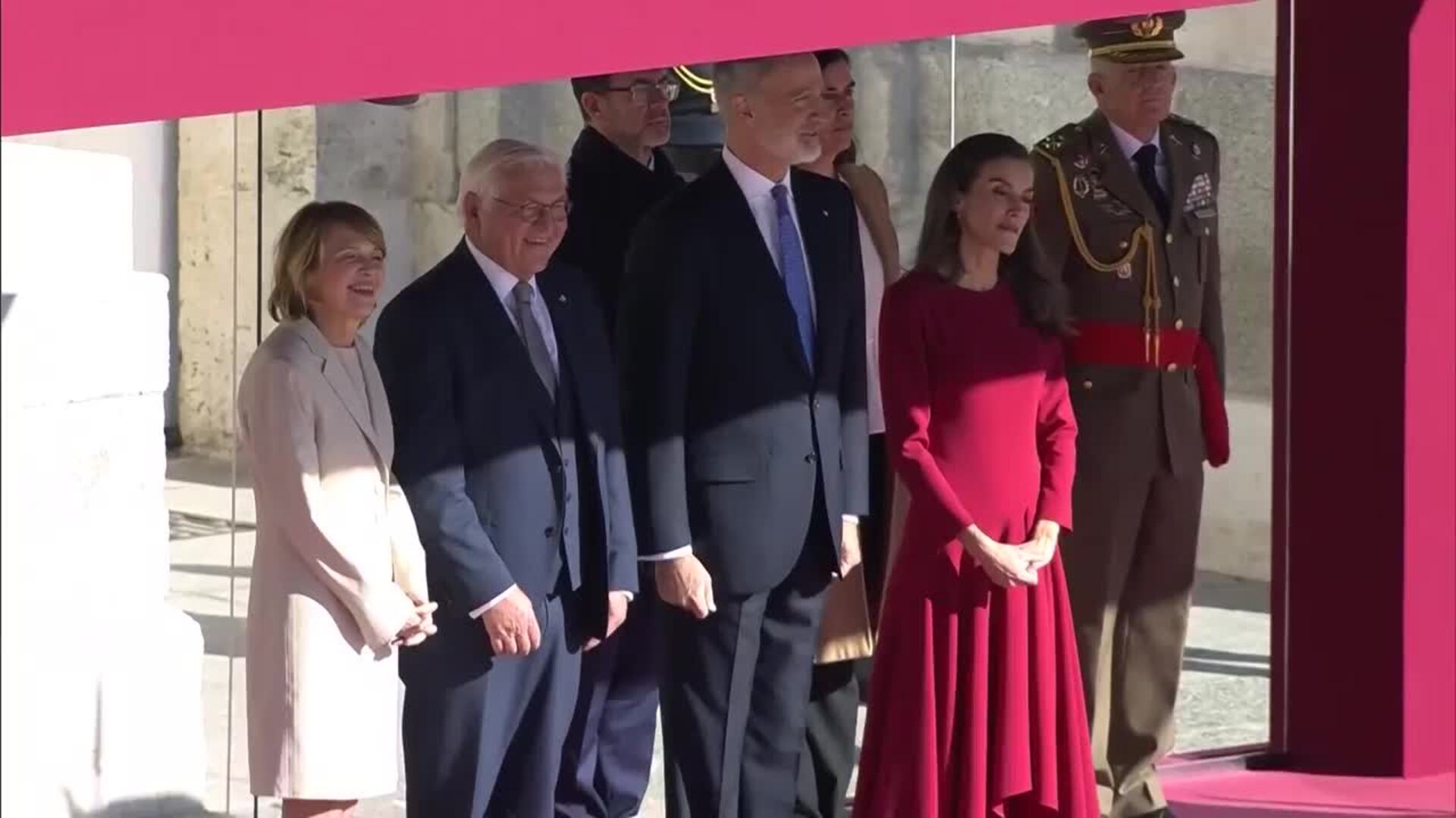 La Reina Letizia, sublime, enamora con un look invernal con capa y vestido rojo asimétrico