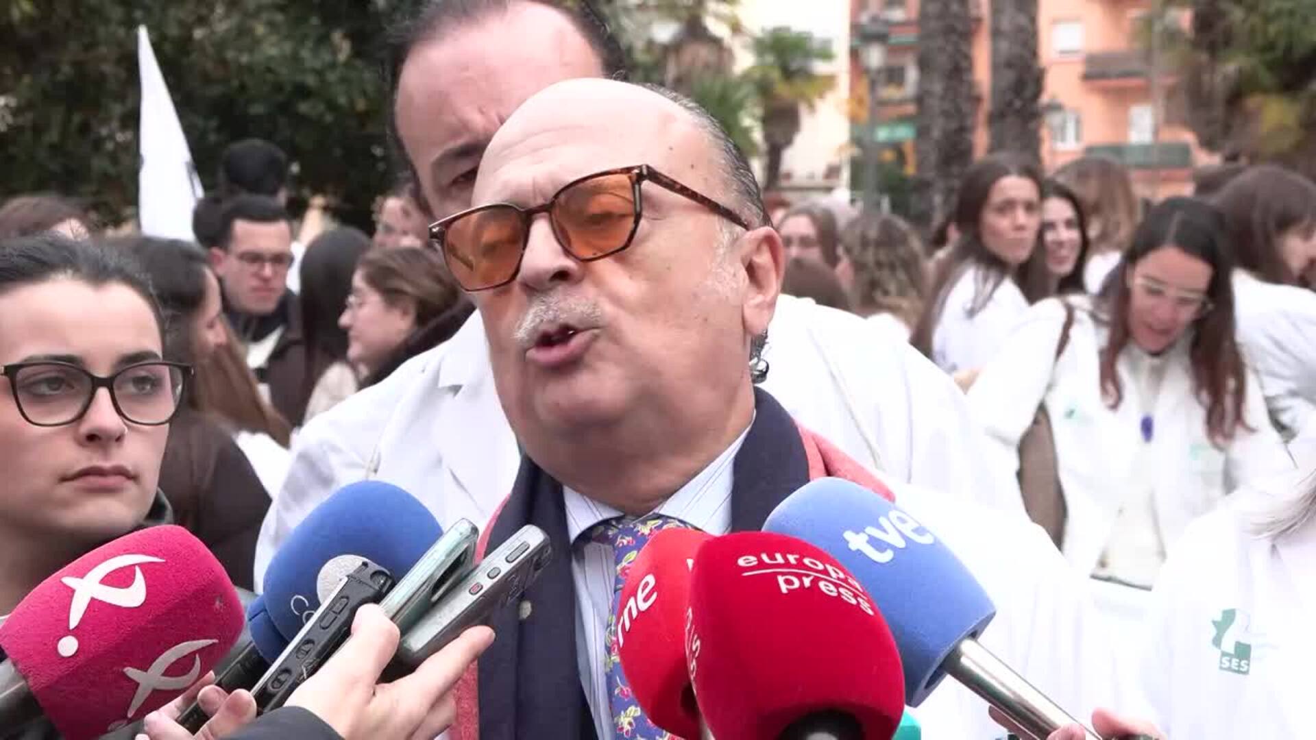 Un centenar de médicos se manifiesta en Badajoz en protesta por el nuevo estatuto marco