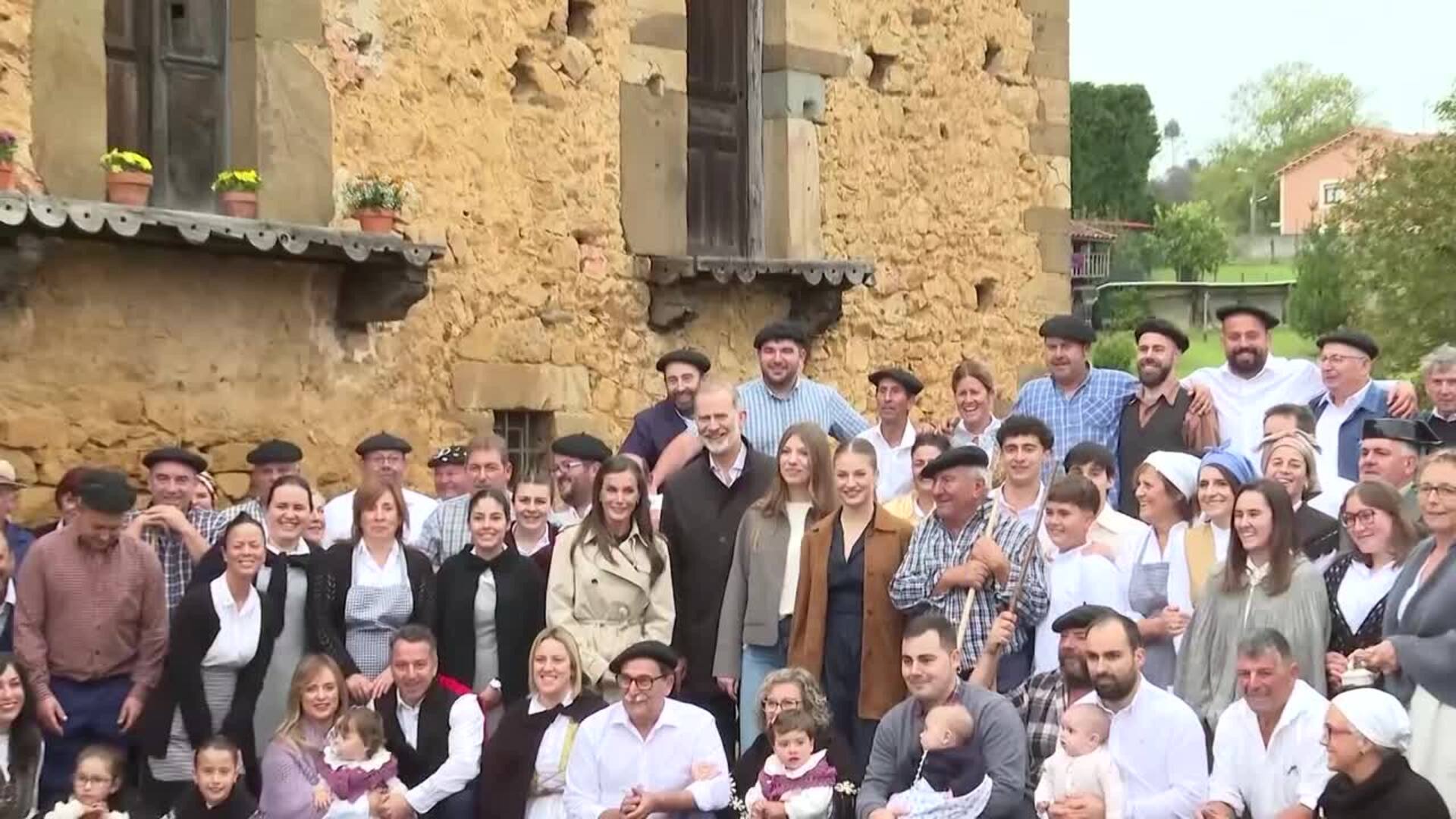 Ya está aquí la felicitación navideña de la Casa Real: Foto familiar en un entorno rural