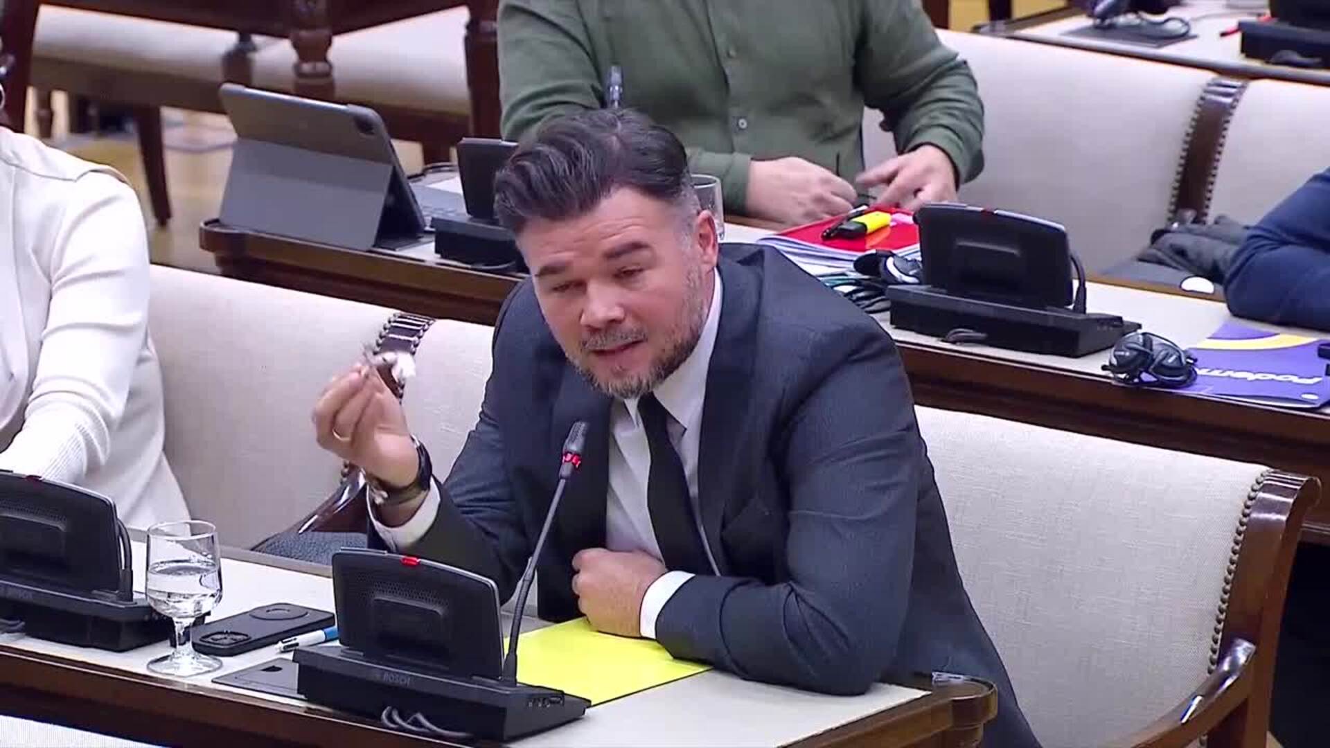 Pradas pide perdón a las víctimas en la comisión sobre la dana por no haber hecho más
