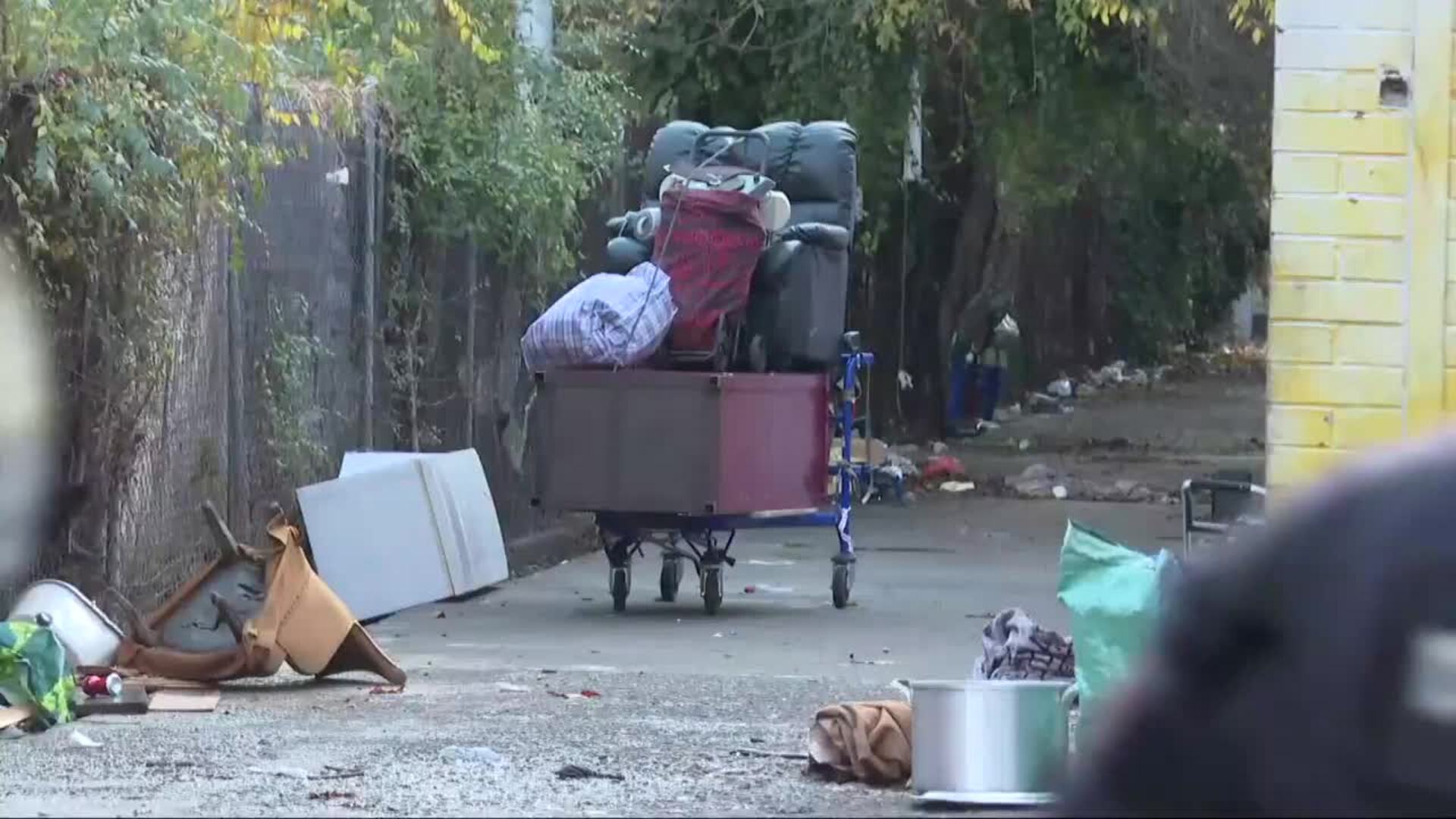 Los Mossos desalojan el asentamiento del antiguo instituto B9 de Badalona