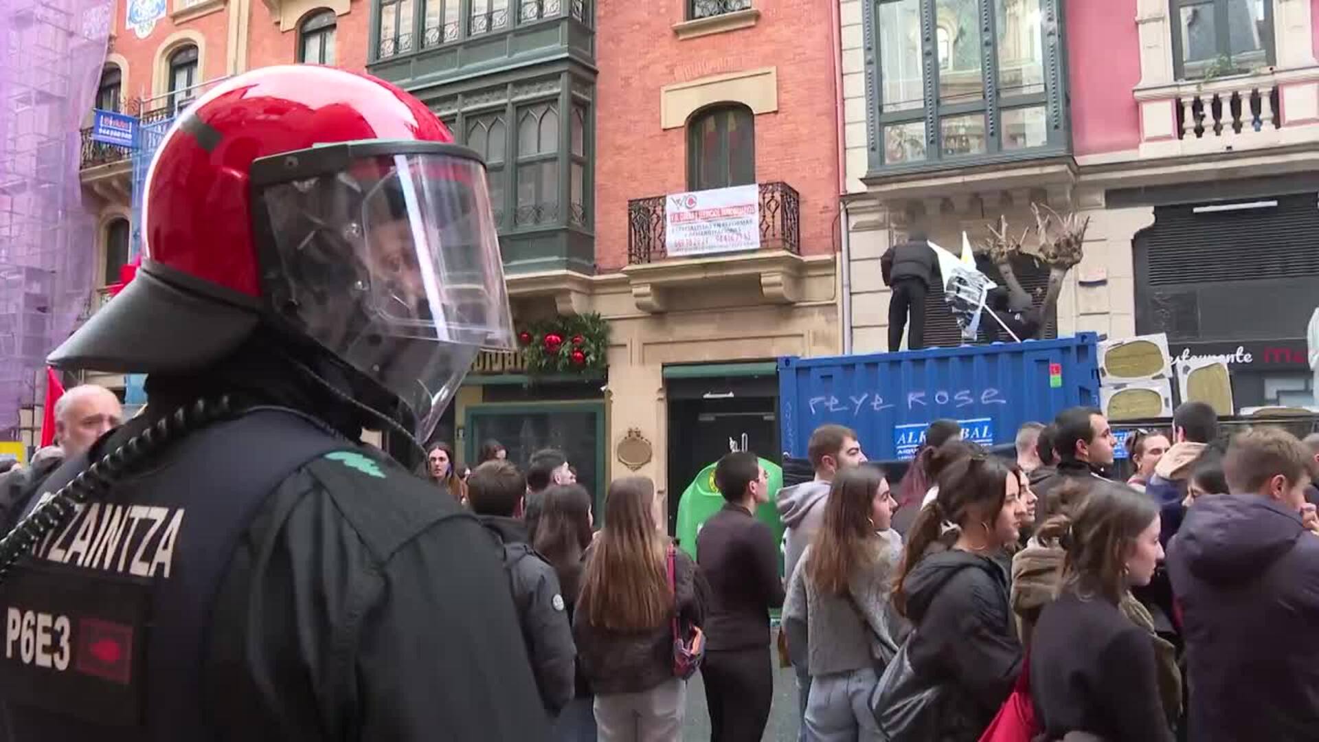 Encapuchados queman una bandera española en Bilbao en la marcha de Ernai por la independencia