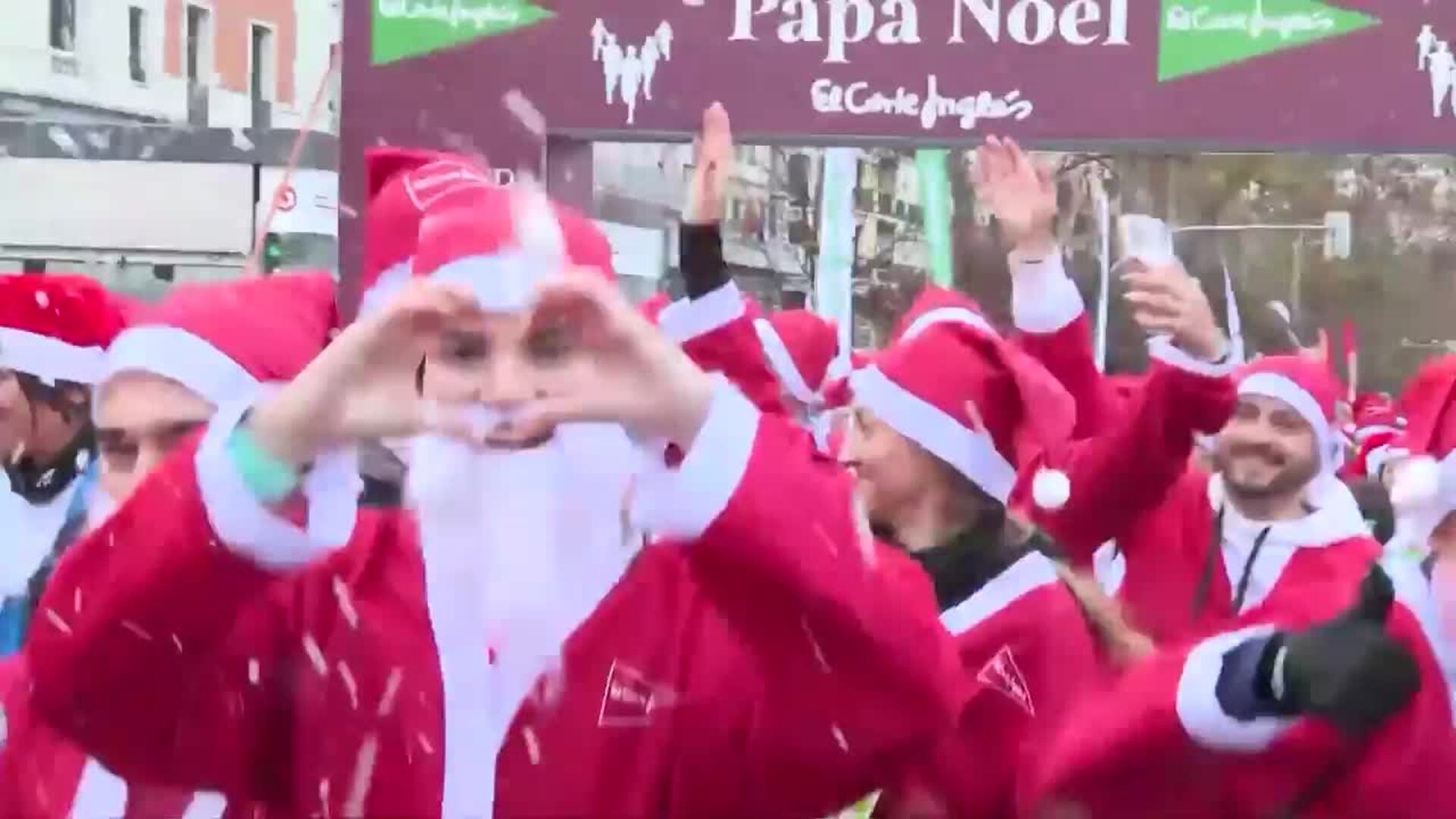 11.000 corredores tiñen Madrid de rojo y verde en la carrera 'Papá Noel' con fines benéficos