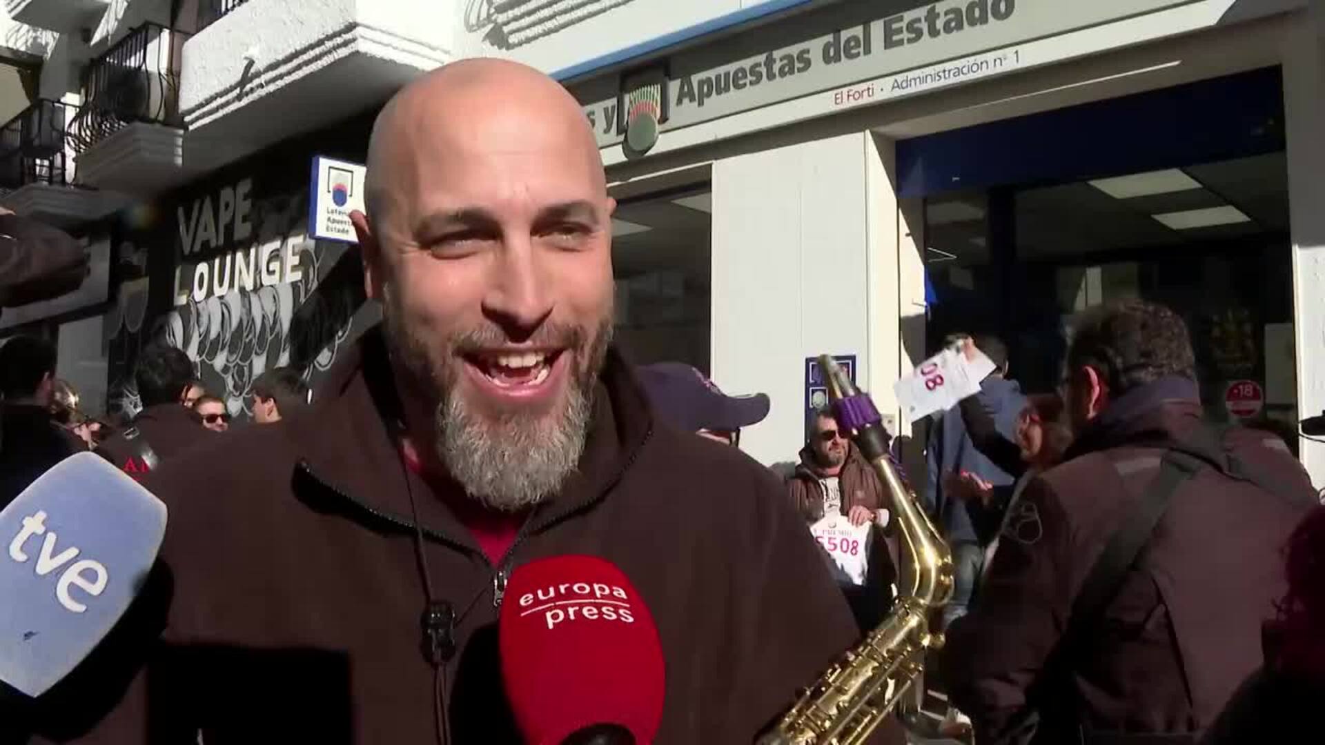 Agrupación de música de Teulada celebra con música el cuarto premio de la Lotería de Navidad