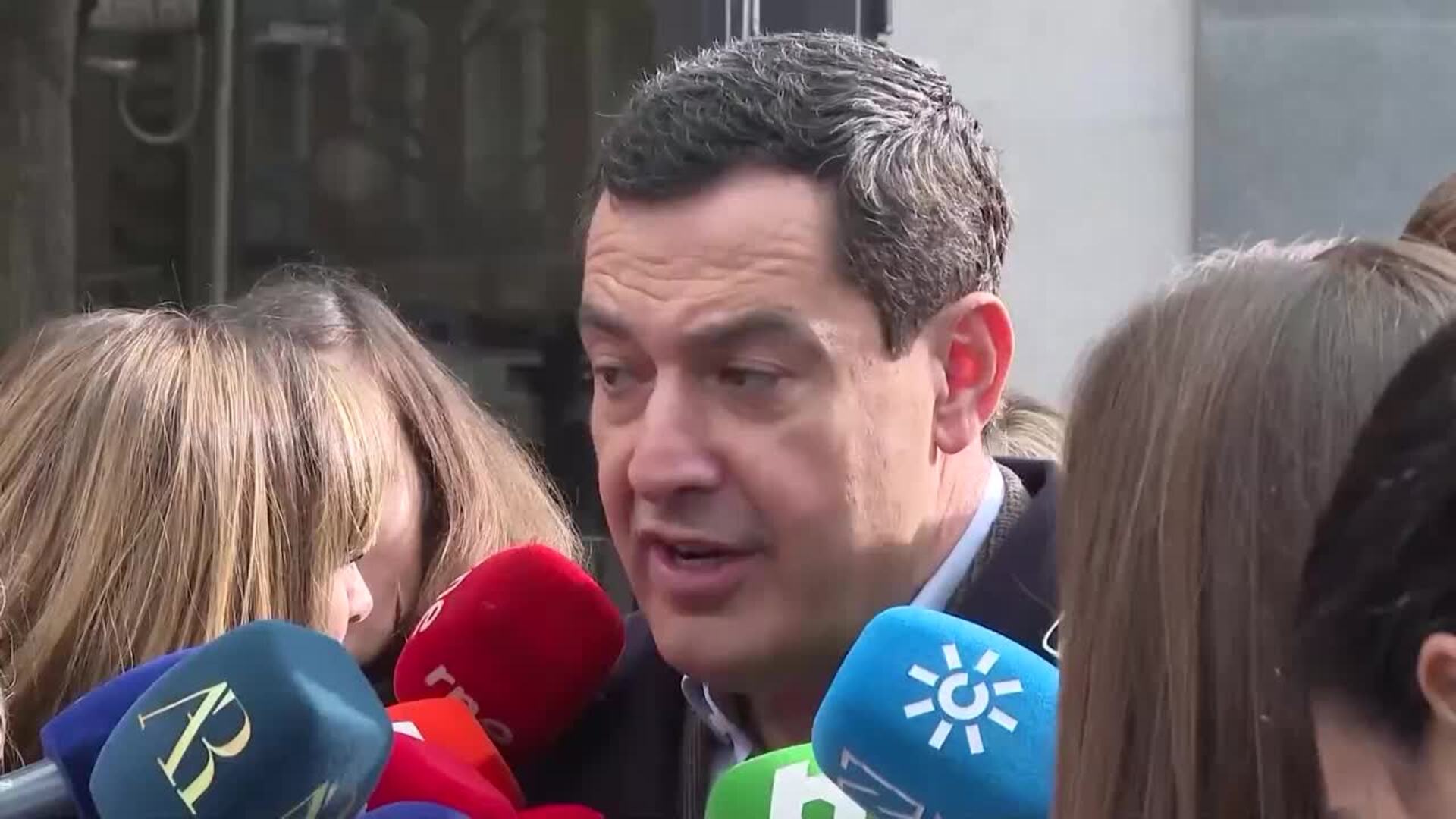 Moreno confía en tener "mayoría suficiente" pese al alza de Vox y augura "batacazo" del PSOE-A