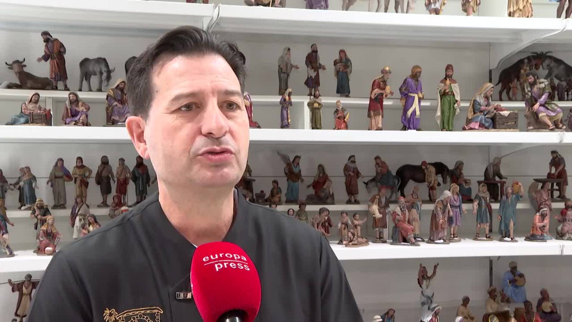 Tienda de belenes de Algemesí reabre tras el "desastre" de la dana: "Estamos aquí otra vez"