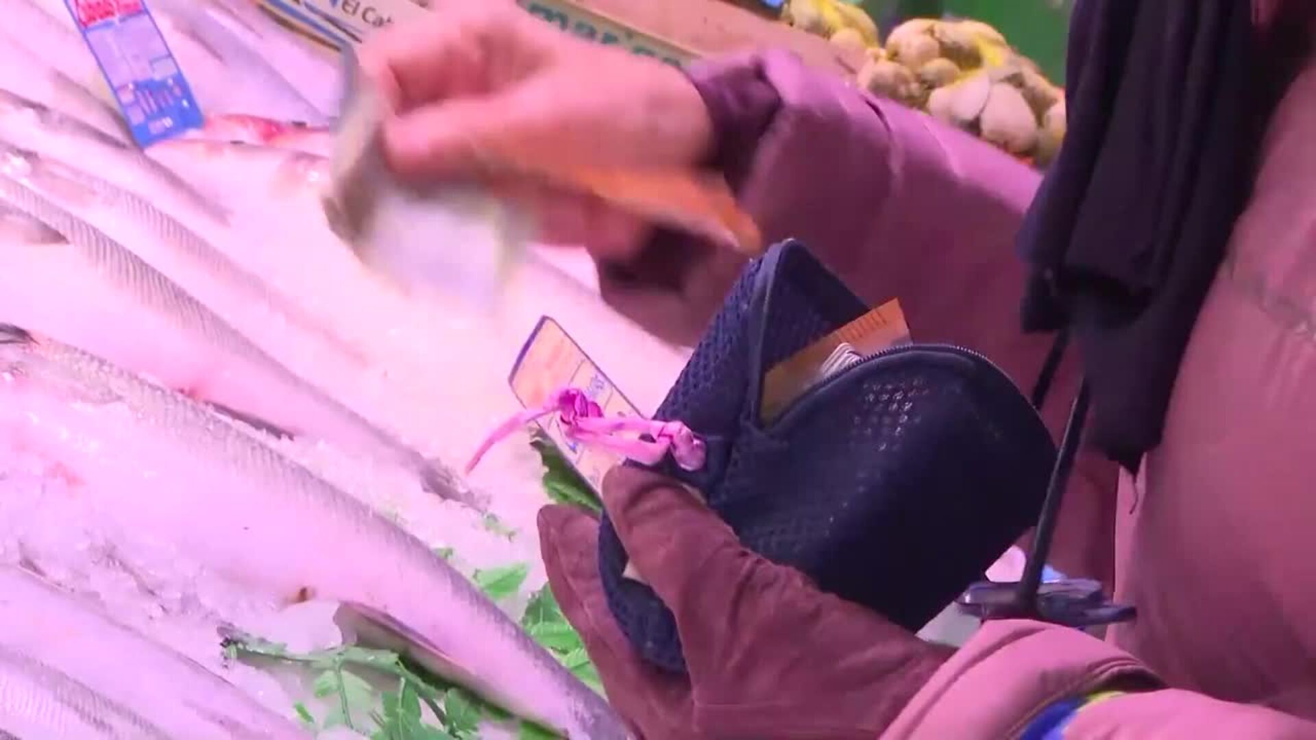 Comerciantes y clientes coinciden en que el precio de la cesta en navidades "ha subido más"