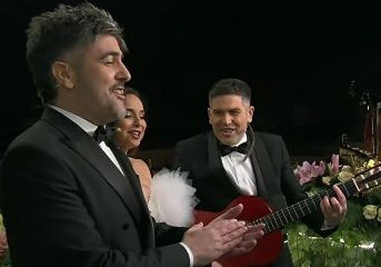 Estopa canta su villancico extremeño en las campanadas y lanza un beso al cielo por Robe