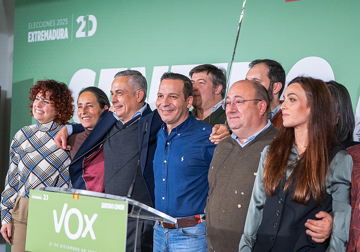 Óscar Fernández, en el centro, la noche electoral del pasado 21 de diciembre.
