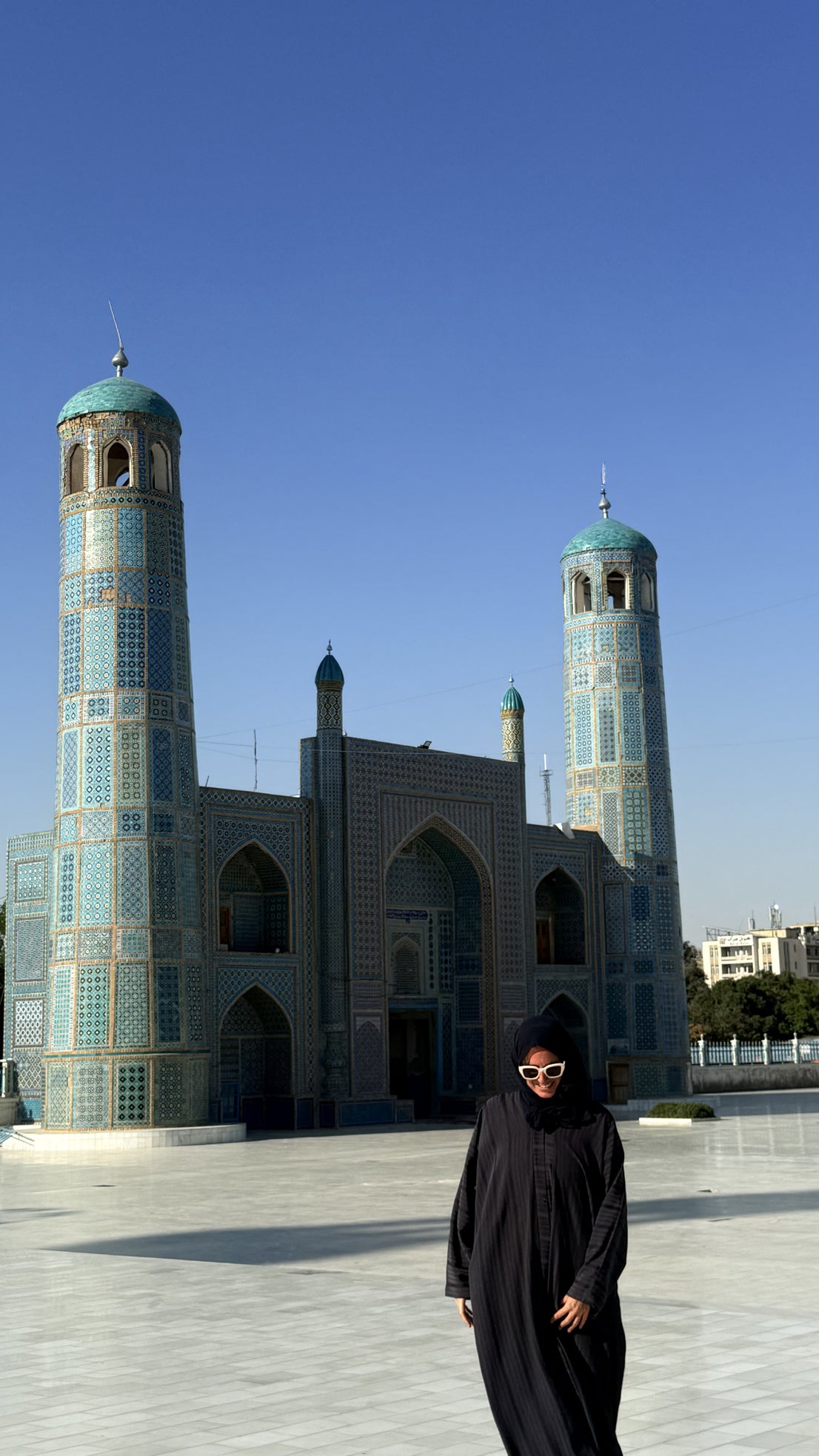 Malú en Afganistán, en el Santuario de Hazrat Ali, también conocido como la Mezquita Azul.