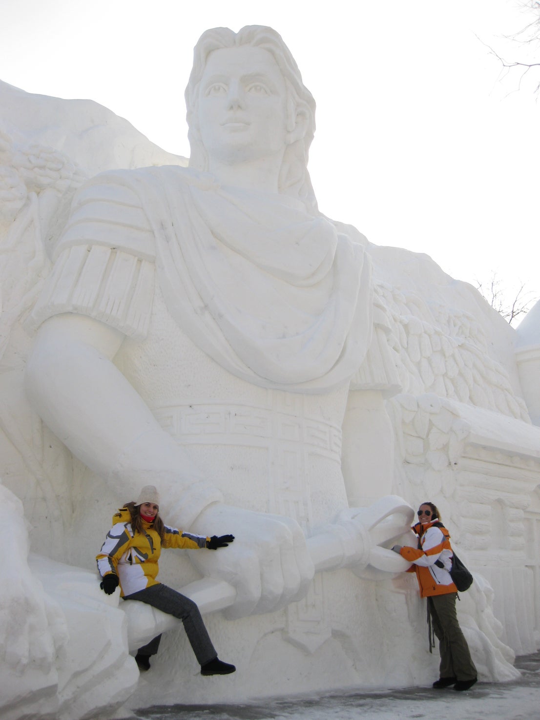 Junto a una una gigantesca escultura de nieve en el Festival Internacional de Esculturas de Hielo y Nieve de Harbin, China.
