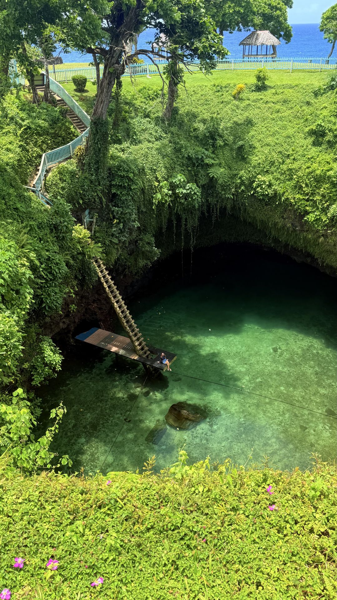 El impresionante To Sua Ocean Trench, un popular destino turístico en Samoa.