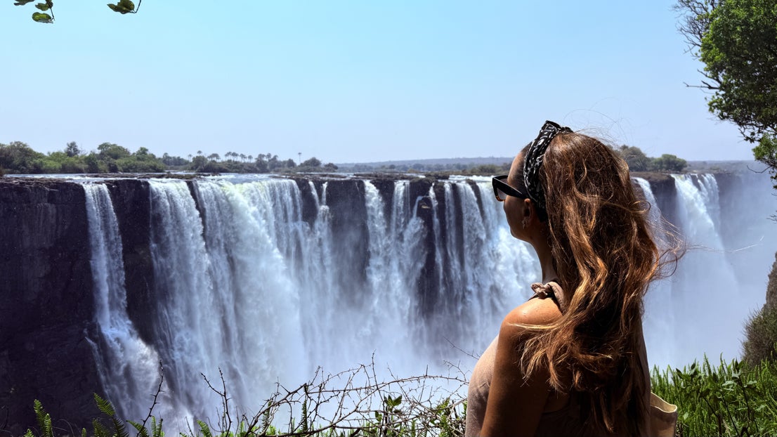 Contemplando unas cataratas en Zimbawue