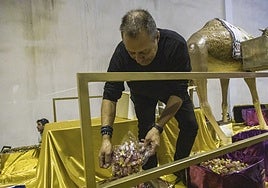 Colocando los caramelos para los niños