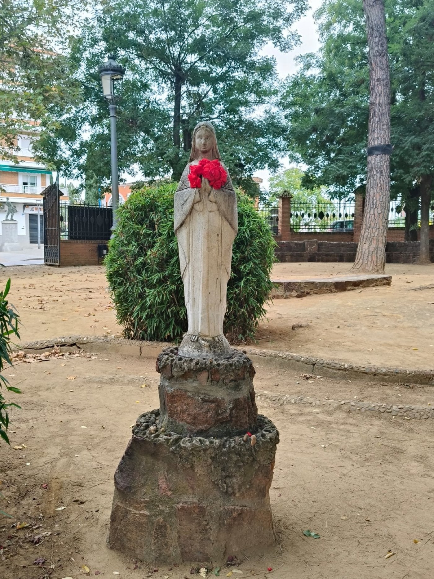 Talla de la Virgen que se encuentra en el interior del parque.
