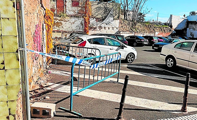 Desprendimientos de los muros en el parking de Eugenio Hermoso de Badajoz