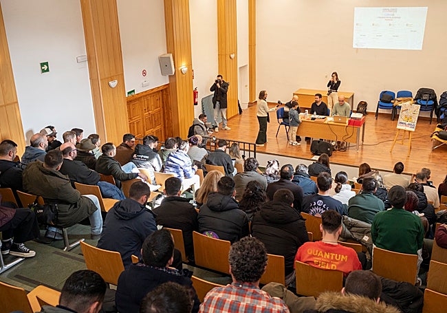 Los murgueros llenaron la Concejalía de Juventud para el sorteo del Concurso de Murgas del Carnaval de Badajoz 2026.