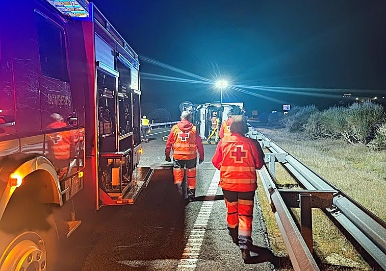 El accidente de un camión obliga a cortar la autovía A-5 en Trujillo y deja dos heridos