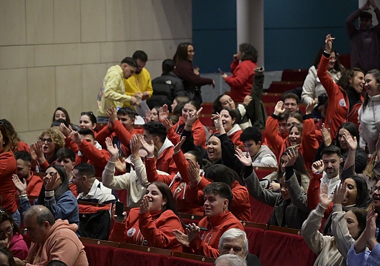 Dekebais abre el gran desfile de comparsas del Carnaval de Badajoz, el más largo de la historia con 59 grupos