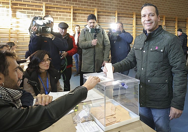 Vox designa a Óscar Fernández Calle y Montserrat Lluis para negociar con el PP el gobierno de Extremadura