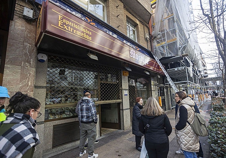 Los bomberos sofocan un incendio en la tienda Mostazo de Gil Cordero de Cáceres