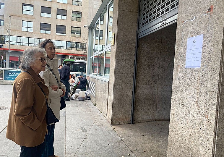 La huelga de trabajadores deja sin servicio durante toda la tarde la oficina central de Correos en Cáceres