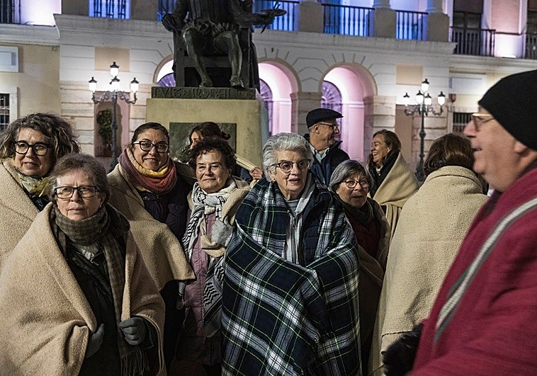 Medio centenar de pacenses duerme ante el Ayuntamiento para exigir un albergue