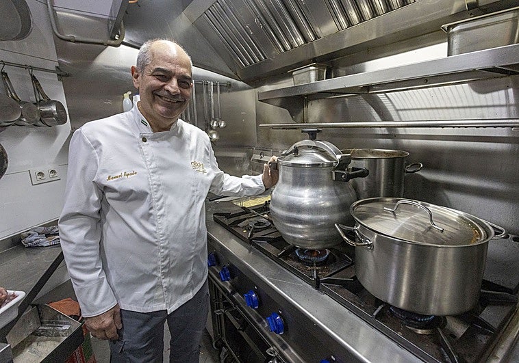 Manuel Espada: «Cuando empecé en la cocina me llamaban el niño y ahora soy el abuelo»