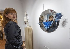 La artista Cris Mareza muestra en la sala La Sindicalista 'Metamorphoesis'.