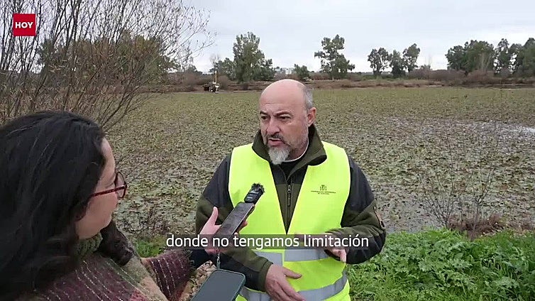 La Confederación extrae 6.000 metros cúbicos de lodo y nenúfar en dos meses