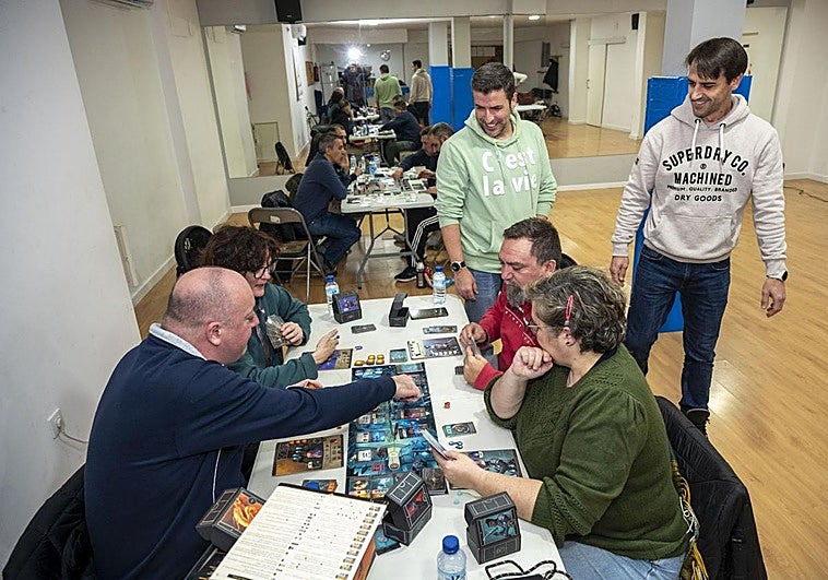 Tres clubes impulsan los juegos de mesa en Badajoz para «socializar sin pantallas»