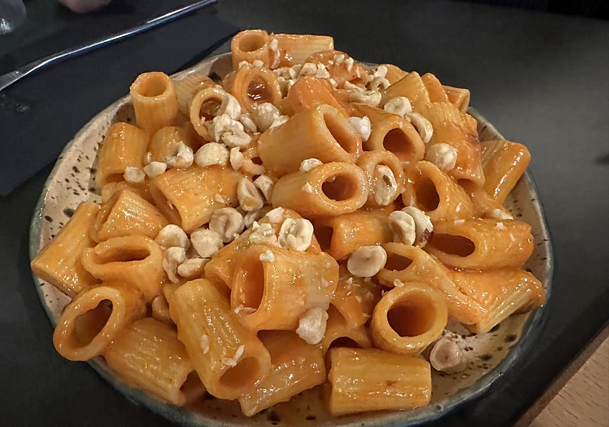 Imagen principal - Pasta calabrese, mammisu y foto del interior del local.