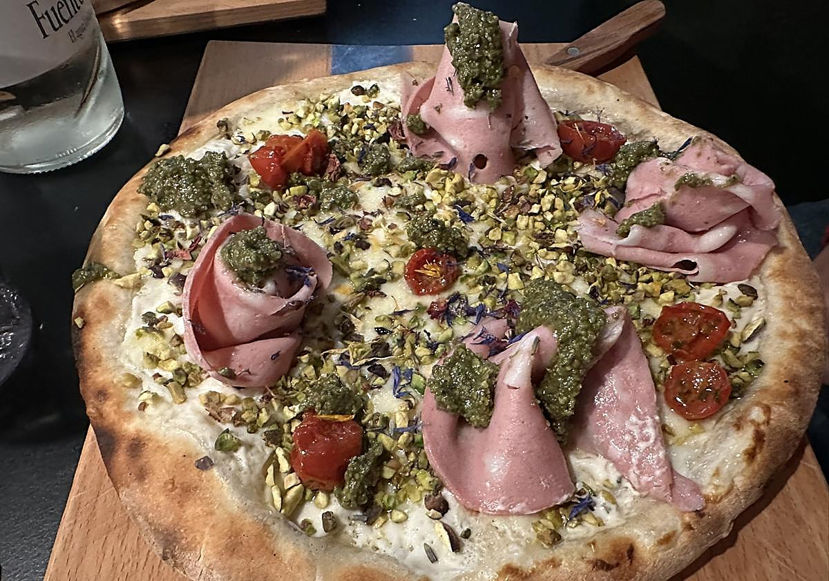 Imagen principal - Pizza, bocadillo sabroso y burrata.