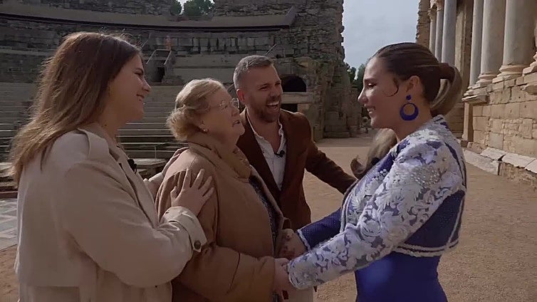 El divertido momento de Laura Gallego al cumplir el sueño de una abuela en Canal Extremadura